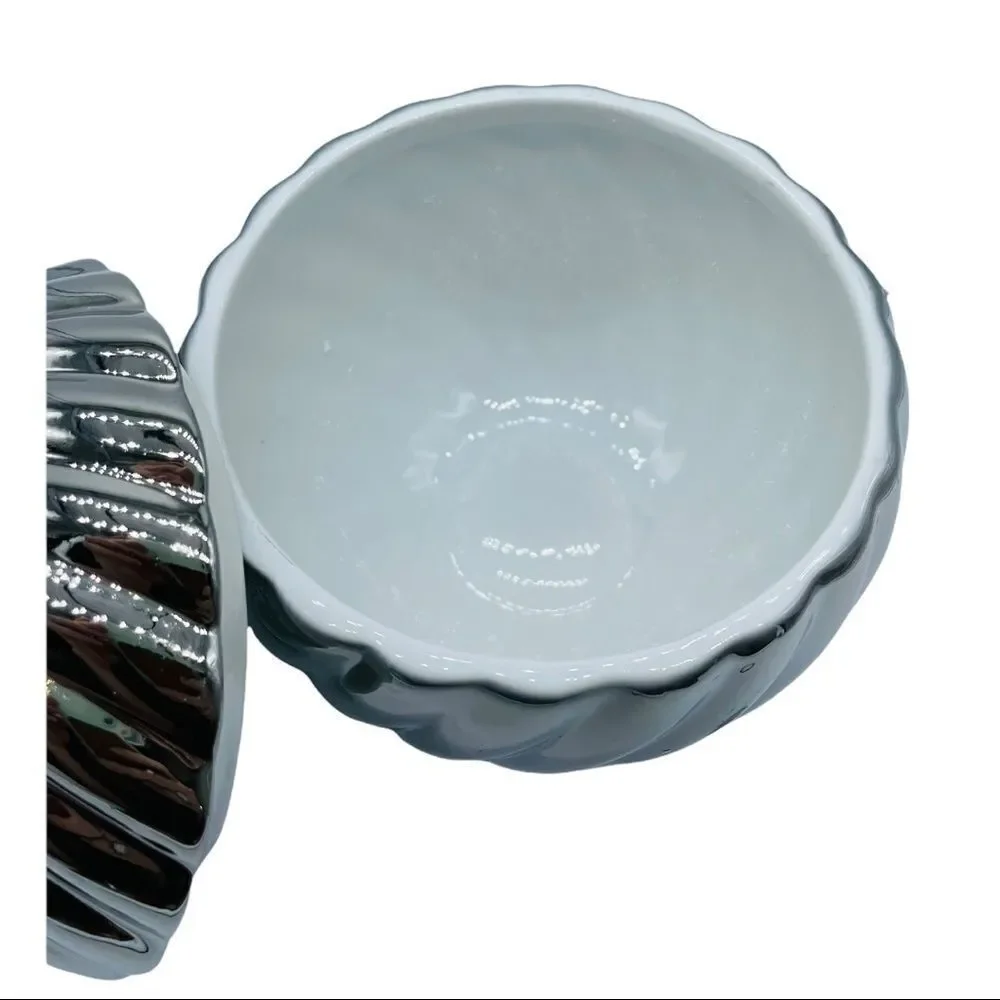 428 - GOLD OR SILVER‎ DECORATIVE ORNAMENT COVERED BOWL